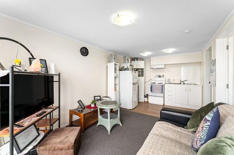 Photo of property in 6 Merville Avenue, Te Atatu South, Auckland, 0610