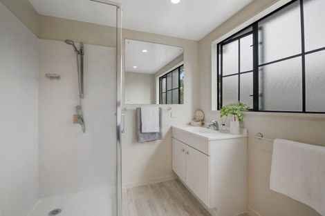 Photo of property in 9 St Lucia Place, Unsworth Heights, Auckland, 0632