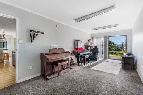 Photo of property in 1/1 Sharon Road, Waiake, Auckland, 0630
