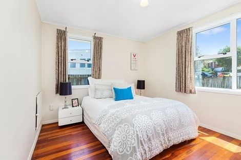 Photo of property in 32 Davidson Crescent, Tawa, Wellington, 5028