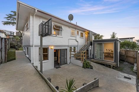 Photo of property in 1/5 Woodall Place, Totara Vale, Auckland, 0627