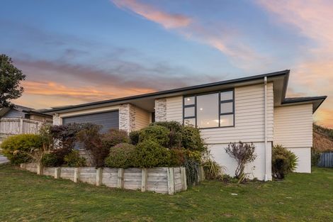 Photo of property in 13 Wangapeka Way, Aotea, Porirua, 5024