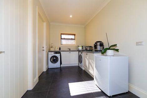 Photo of property in 12 Oak Place, Poraiti, Napier, 4112