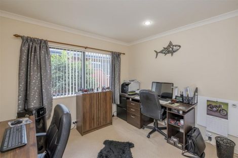 Photo of property in 6 Barry Curtis Place, Levin, 5510