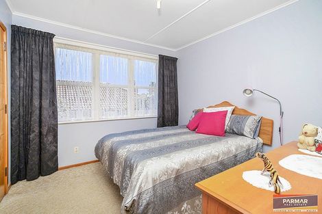 Photo of property in 11 Robert Burke Place, Henderson, Auckland, 0612