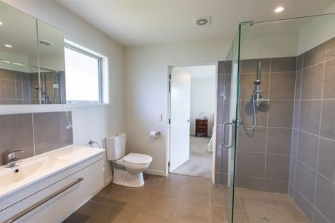 Photo of property in 19 The Brae, Mount Pleasant, Christchurch, 8081