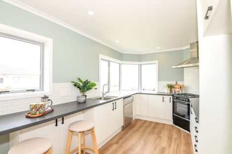 Photo of property in 75 Dress Circle, Newlands, Wellington, 6037