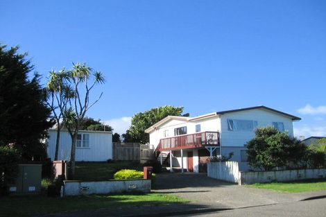 Photo of property in 3 Freyberg Crescent, Waikanae Beach, Waikanae, 5036