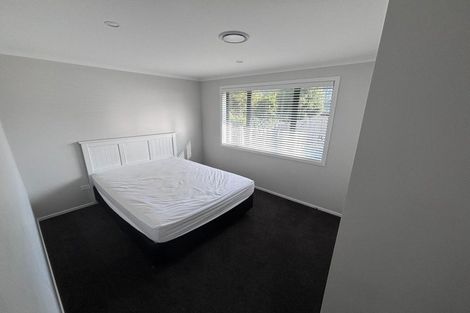 Photo of property in 5 Rewarewa Way, Timberlea, Upper Hutt, 5018