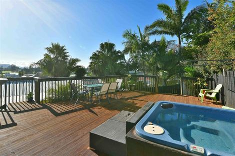 Photo of property in 43 Pohutukawa Avenue, Red Beach, 0932