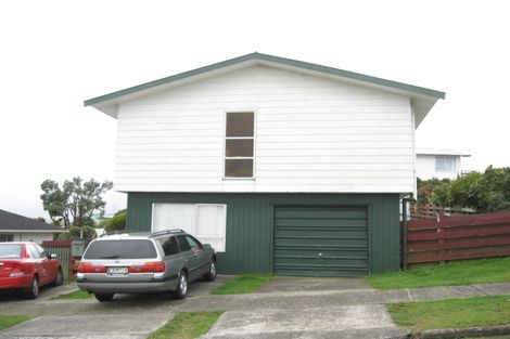 Photo of property in 6 Chetwode Grove, Newlands, Wellington, 6037