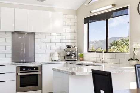 Photo of property in 106 Gloaming Hill, Titahi Bay, Porirua, 5022