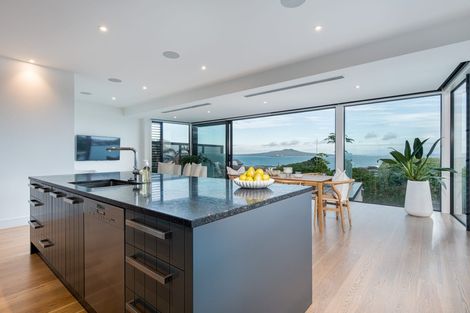 Photo of property in 25 Seaview Road, Castor Bay, Auckland, 0620