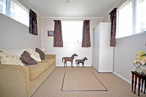Photo of property in 9 Ballial Place, West Harbour, Auckland, 0618