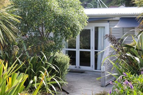 Photo of property in 123 Marine Parade, Seatoun, Wellington, 6022