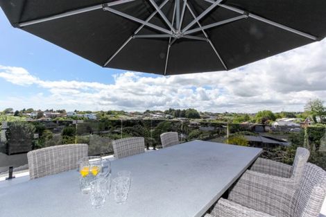 Photo of property in 7a Caledonia Place, Highlands Park, New Plymouth, 4312