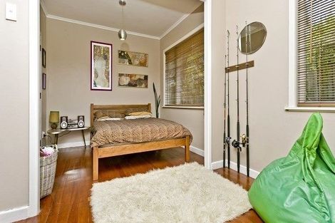 Photo of property in 255 Glenfield Road, Hillcrest, Auckland, 0627