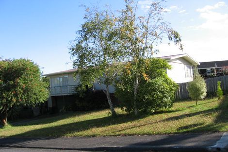 Photo of property in 2 Verena Place, Green Bay, Auckland, 0604