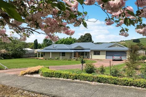 Photo of property in 20 Paraekaretu Street, Hunterville, 4730