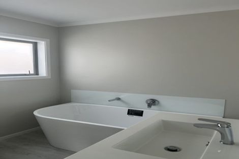 Photo of property in 18 Koru Loop, Paraparaumu, 5032