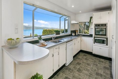 Photo of property in 30 Singers Road, Korokoro, Lower Hutt, 5012
