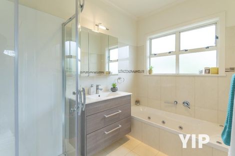 Photo of property in 20 Horokiwi Road West, Newlands, Wellington, 6037