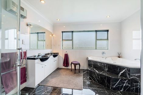 Photo of property in 88 Boord Crescent, Kumeu, 0891