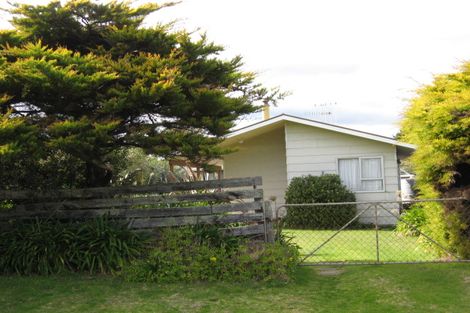 Photo of property in 13 Arthur Street, Waikawa Beach, Levin, 5573