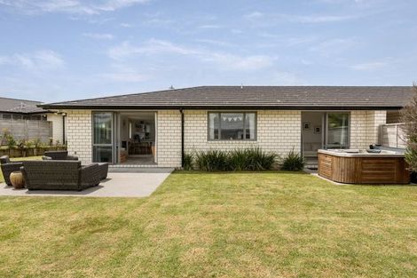 Photo of property in Waterview Estate, 8/4 Greystone Place, Omokoroa, 3114