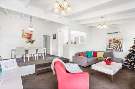 Photo of property in 11 Cottam Grove, Northcross, Auckland, 0632