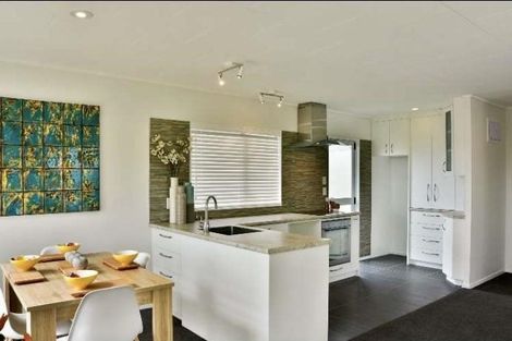 Photo of property in 47 Meadowvale Rise, Titirangi, Auckland, 0604