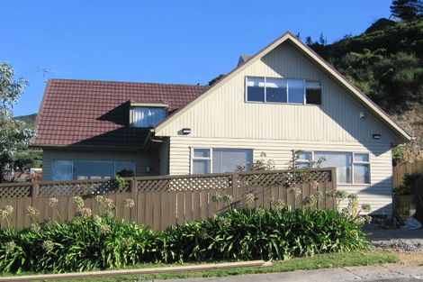 Photo of property in 5 Fairburn Grove, Johnsonville, Wellington, 6037