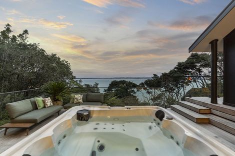 Photo of property in 2/106 Island Bay Road, Beach Haven, Auckland, 0626