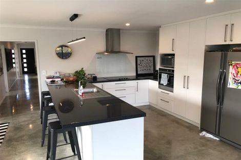 Photo of property in 14 Passchendaele Grove, Trentham, Upper Hutt, 5018