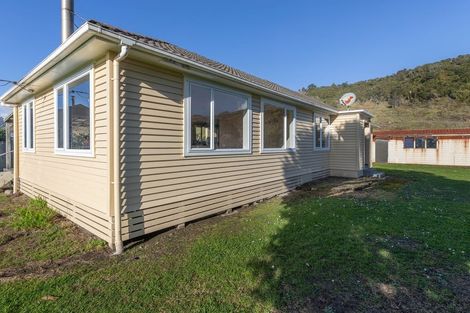 Photo of property in 3 Main Rd Ngakawau, Ngakawau, 7824