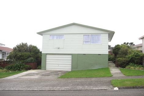 Photo of property in 4 Chetwode Grove, Newlands, Wellington, 6037