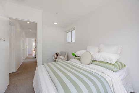 Photo of property in 3 Idyll Place, Northcross, Auckland, 0632