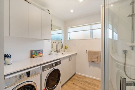 Photo of property in 2 Mckeefry Grove, Tawa, Wellington, 5028
