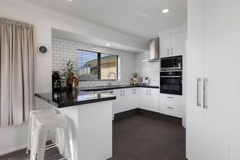 Photo of property in 17 Downing Place, Welcome Bay, Tauranga, 3112