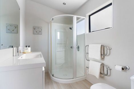 Photo of property in 210 Linton Crescent, Whangamata, 3620