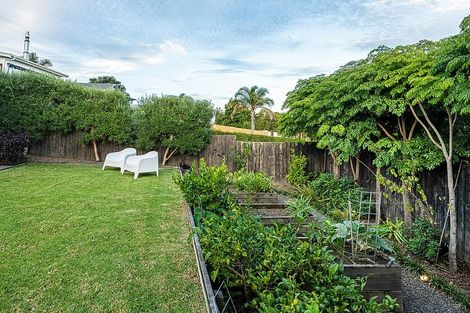 Photo of property in 25 Seaview Road, Castor Bay, Auckland, 0620