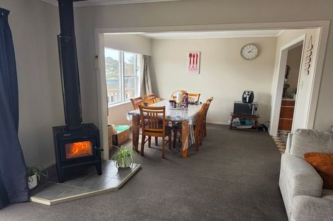 Photo of property in 3 Merritt Way, Newlands, Wellington, 6037