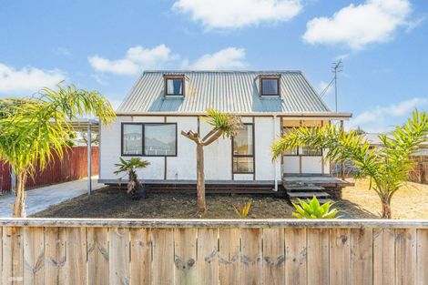 Photo of property in 15 Waitai Street, Castlecliff, Whanganui, 4501