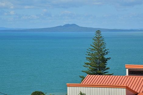 Photo of property in 1/39 Wade River Road, Stanmore Bay, Whangaparaoa, 0932