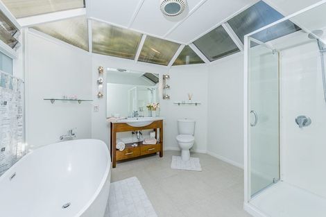 Photo of property in 18 Easter Parade, Glen Eden, Auckland, 0602