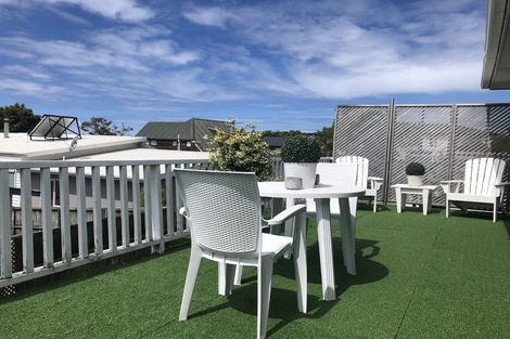 Photo of property in 2/159 Carlisle Road, Northcross, Auckland, 0632