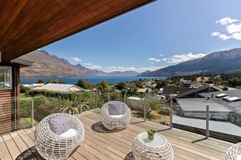 Photo of property in 17 Poplar Drive, Kelvin Heights, Queenstown, 9300