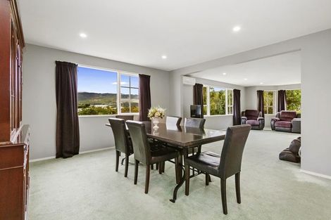 Photo of property in 7 Saint Hildas Glade, Tawa, Wellington, 5028