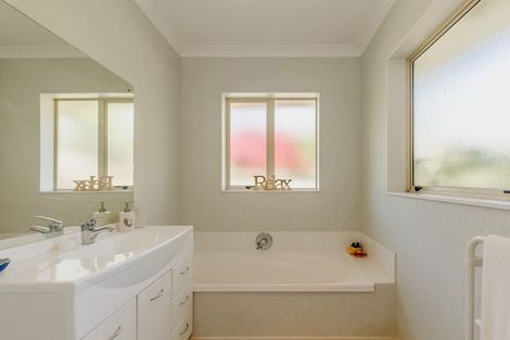 Photo of property in 8 Balmerino Grove, Waikanae, 5036