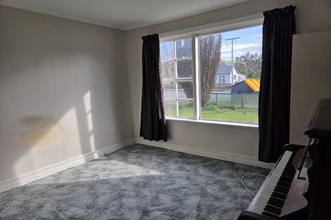 Photo of property in 16 Manse Street, Clinton, 9534